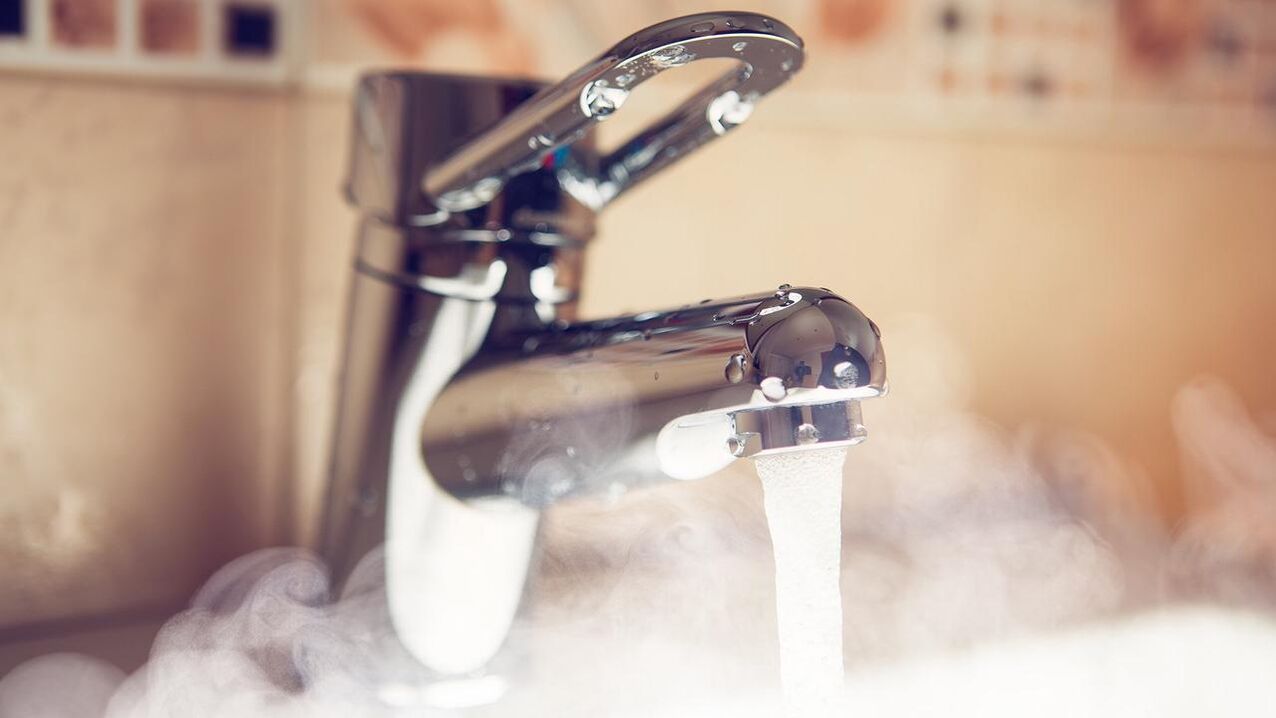 Robinet d'eau chaude pour vaporiser le pénis avec du soda avant l'agrandissement