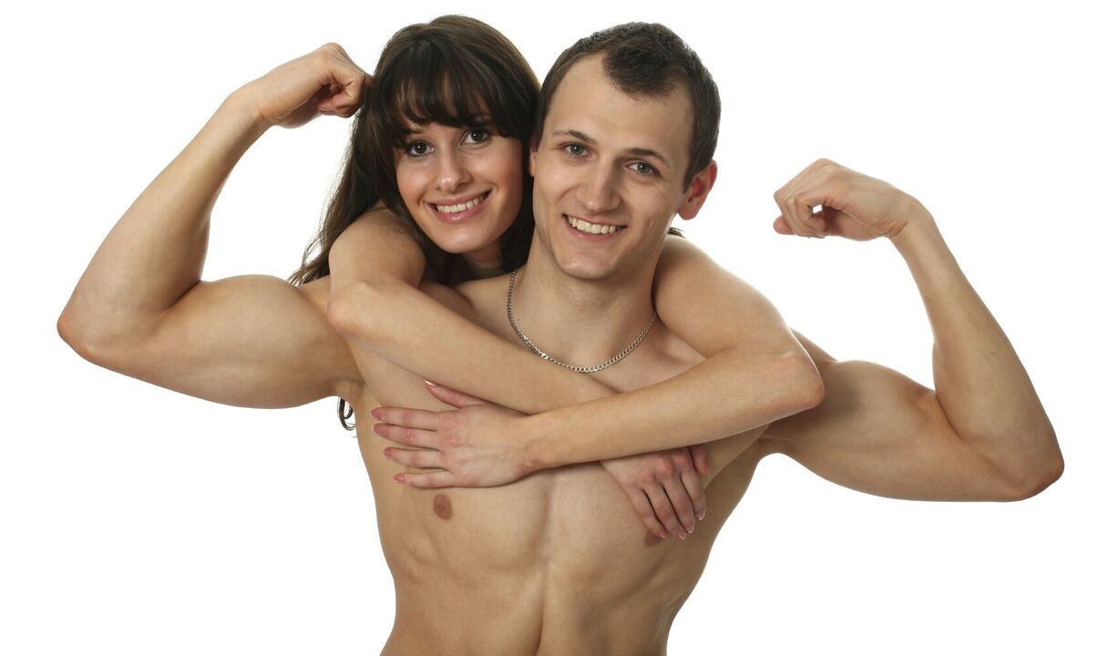 Femme avec un homme avec agrandissement du pénis