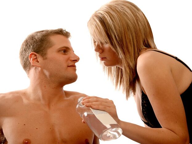 Pendant l'exercice, vous devez utiliser de l'huile de massage pour agrandir votre pénis.